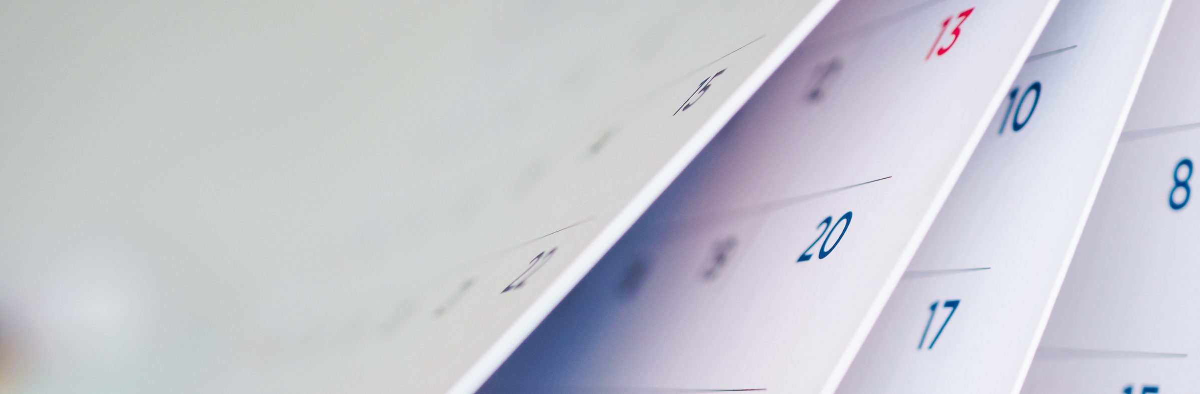 Ein weißer Kalender mit vielen Seiten